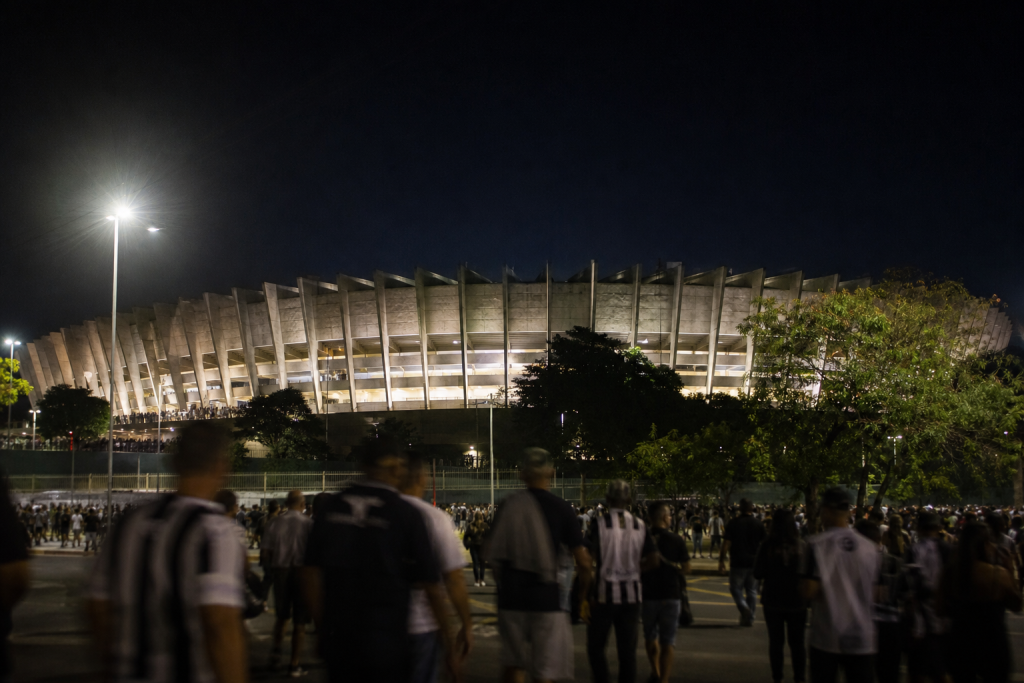 Estádio de futebol em Belo Horizonte durante a noite, em referência ao patrocínio anunciado pelo Governo de Minas para clubes da capital