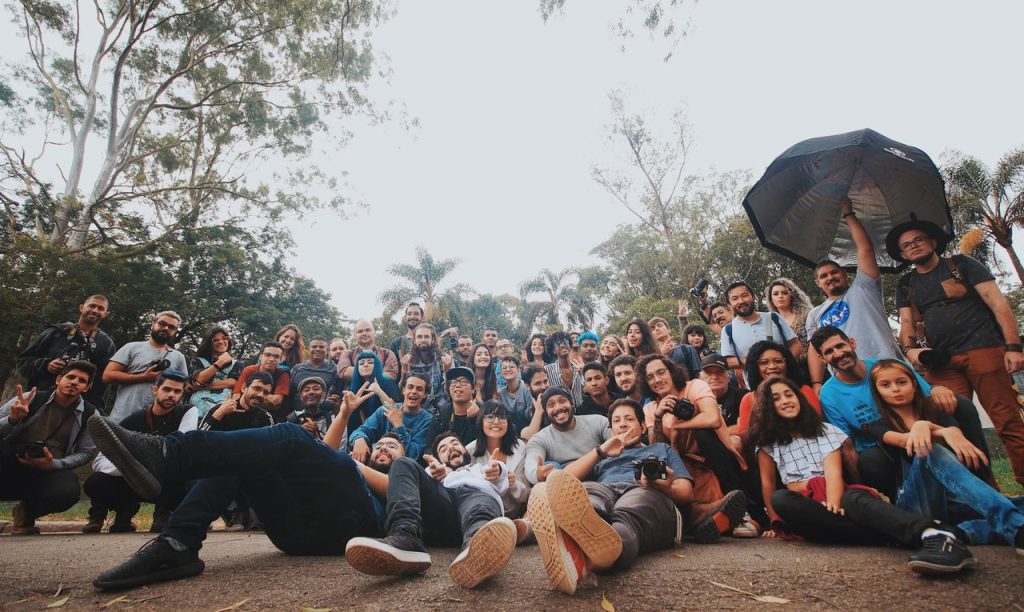 Eleição do Consec-MG terá participação de 18 áreas culturais em Minas Grupo diverso de pessoas reunido ao ar livre, próximo a plantas, olhando para a câmera.